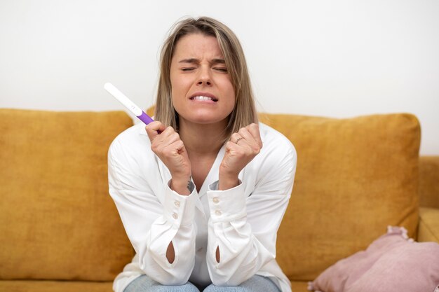 Когда стоит обратиться к врачу при подозрениях на беременность во время месячных?