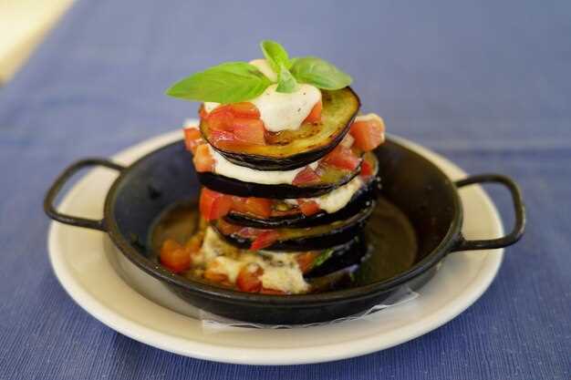 Обжаренные баклажаны с томатами и сыром