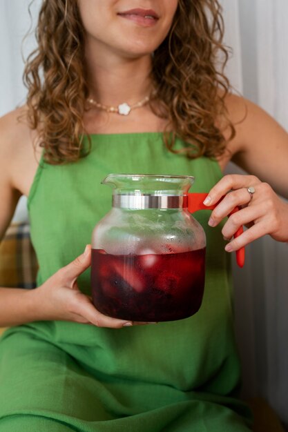 Обработка ягод: удаление листьев и стеблей