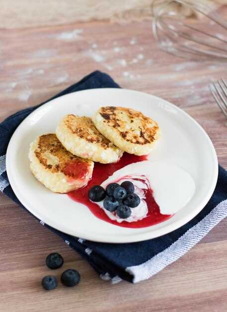 Подача и идеи для украшения: сливки, мёд, ягоды