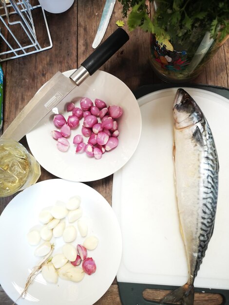 Добавление овощей и специй для насыщенного вкуса