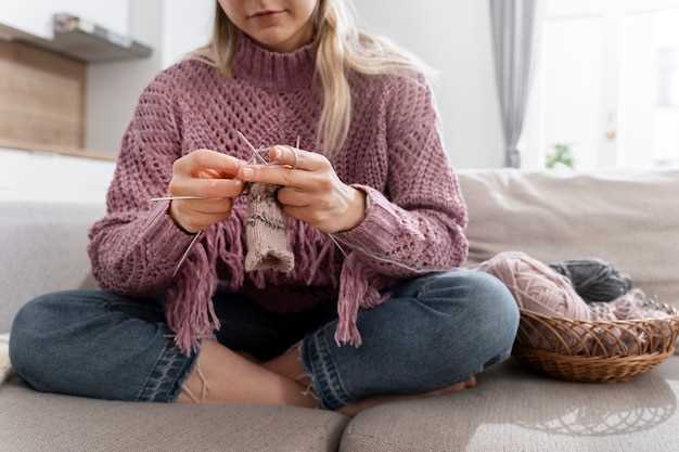 Пошаговый процесс вязания детских пинеток спицами