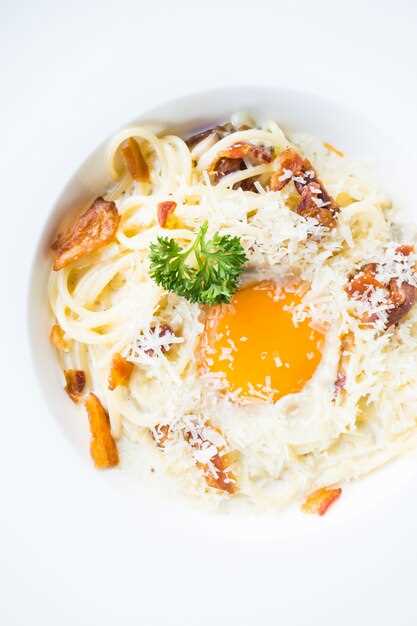 Подготовка ингредиентов: нарезка, взбивание яиц и подготовка соуса