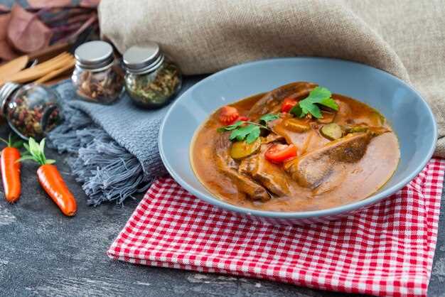 Подготовка овощей: очищение и нарезка помидоров, лука, чеснока