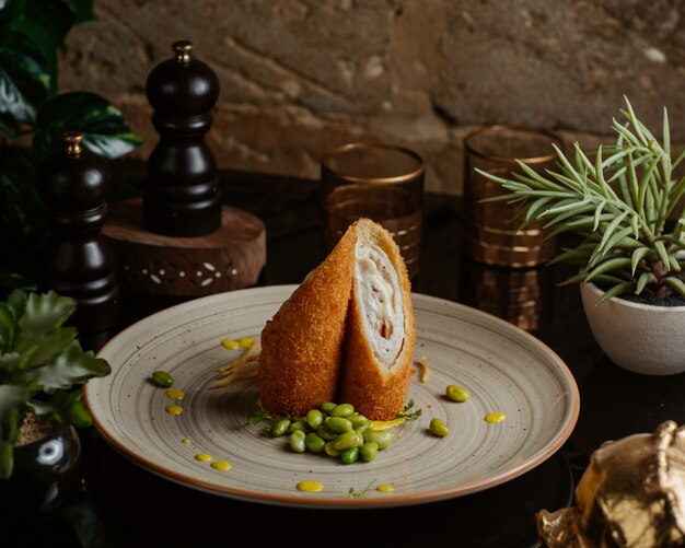 Как правильно подавать котлеты по Киевски: идеи гарниров и украшений