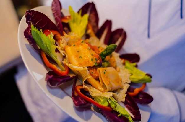 Подготовка овощей и крабовых палочек перед смешиванием