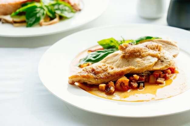 Подготовка сливок и специй для соуса