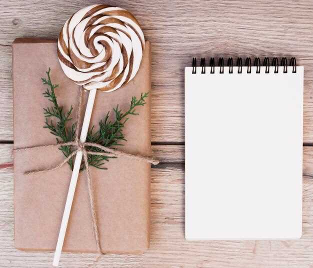 Нужные кухонные принадлежности: кастрюля, ложка, пергамент