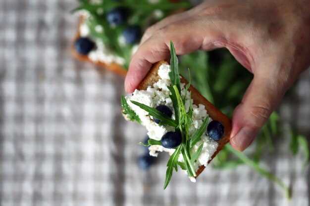 Процесс смешивания и замешивания творога