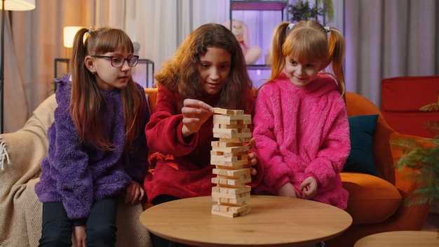 Классика: прыжки на одной ноге, бег с препятствиями в комнатных условиях