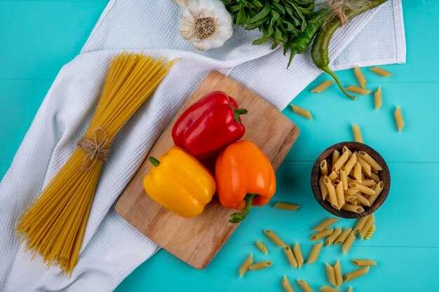 Вегетарианский салат с ароматными травами и длинными макаронами