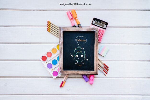 Дополнительные элементы: встроенные подписи, карманы или полки