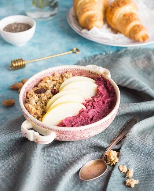 Греческий йогурт с ягодами и мюсли: быстрый десерт