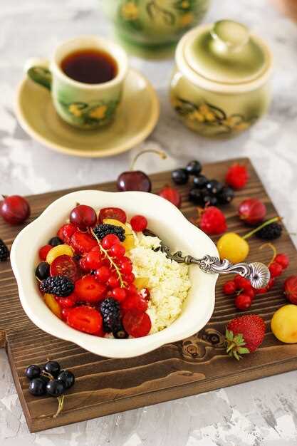 Классический салат с клубникой, бананами и ванильным мороженым