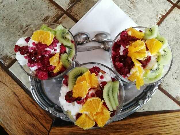 Тропический салат с ананасами, манго и кокосовым мороженым