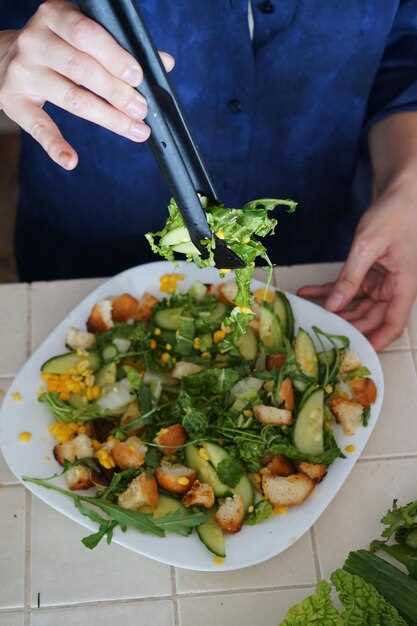 Салат из свеклы и козьего сыра с орехами