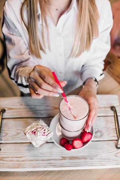 Тропический коктейль с манго и кокосовой стружкой