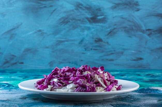 Нежный салат с козьим сыром и грецкими орехами