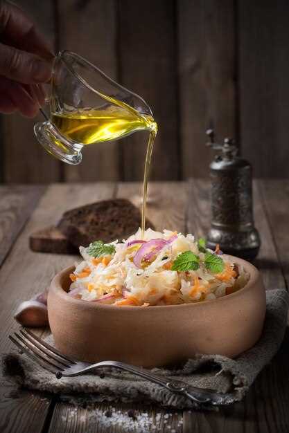 Легкий салат с яблоком и чесноком для повседневных обедов