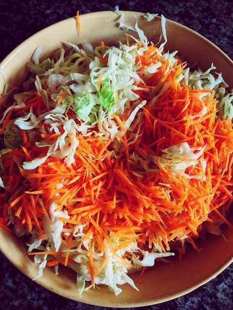 Традиционный китайский салат из капусты и моркови с уксусом