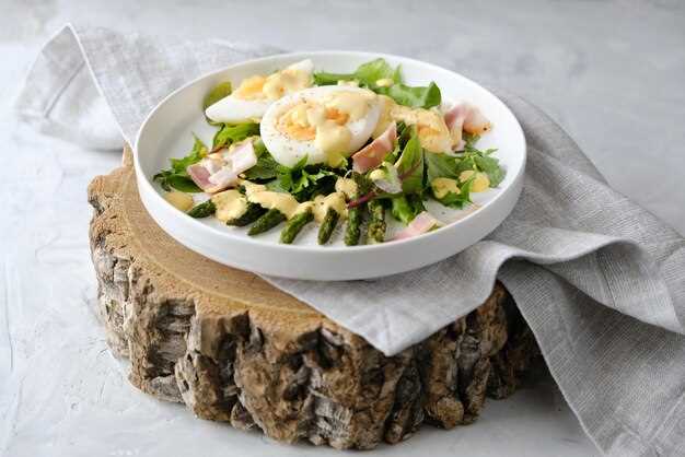 Горячий салат с грибами и яйцом