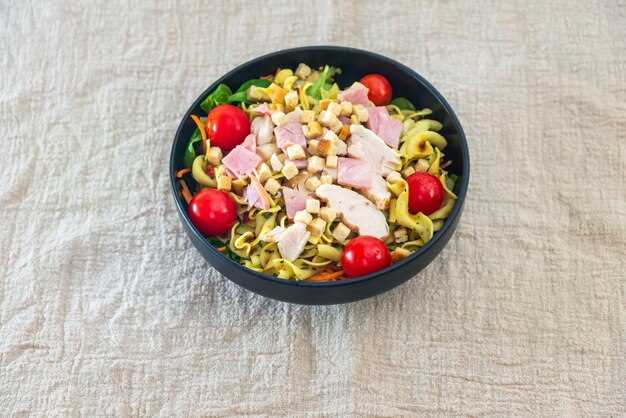 Секреты приготовления и подачи салатов с ветчиной