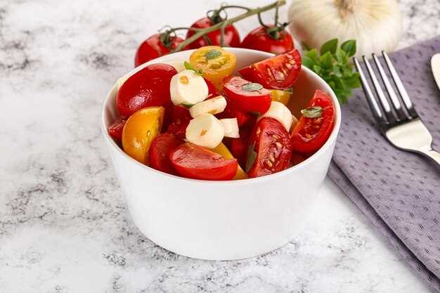 Зимний салат из маринованных помидор, перца и лука