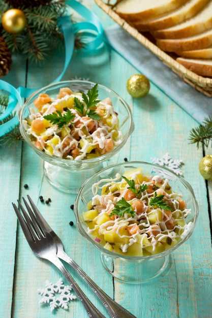 Использование специй и соусов для улучшения вкуса салатов с копченой курицей