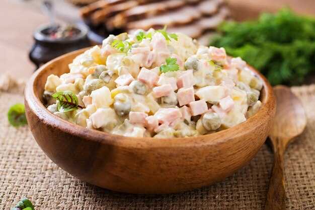 Пикантный салат с яйцом, колбасой и горчичной заправкой