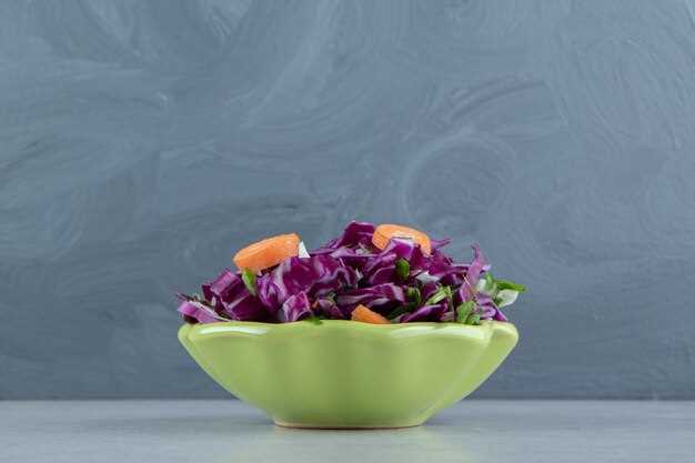 Питаемый салат с морковью, курицей и овощами