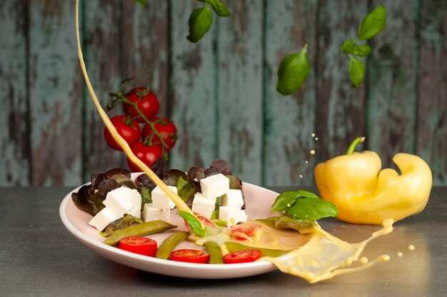 Летний салат с ветчиной, сыром фета и свежими перцами