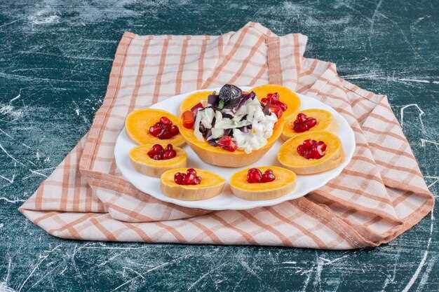 Мясные варианты с копченой колбасой и сыром