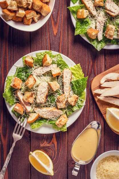 Инновационные и необычные салаты с сухариками для разнообразия меню