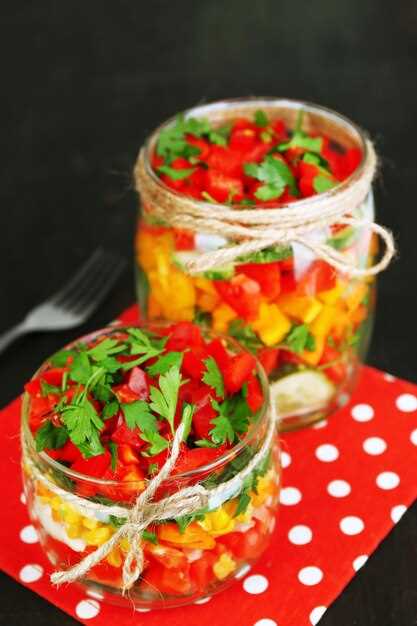 Салат из помидоров, перца и лука с укропом