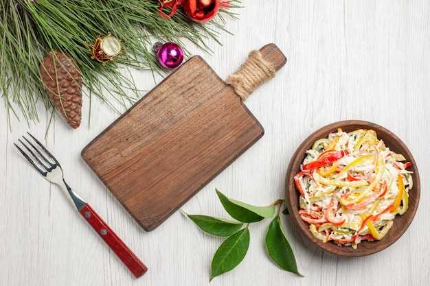 Классический салат с пекинской капустой и зеленью