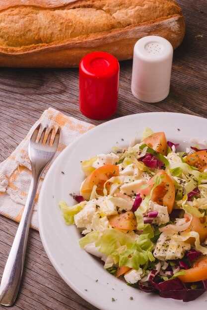 Классический салат с крабовыми палочками и рисом