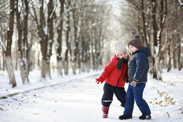 Выбор правильных обуви и одежды для развлечений на улице зимой