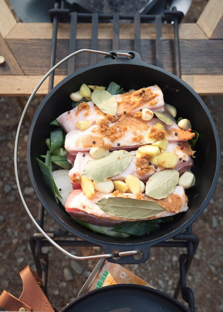 Добавление соусов и овощей для усиления вкуса