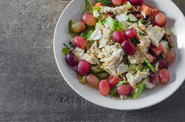 Украшение блюда свежими ягодами и зеленью