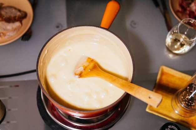 Подготовка кастрюли и посуды для плавления сыра