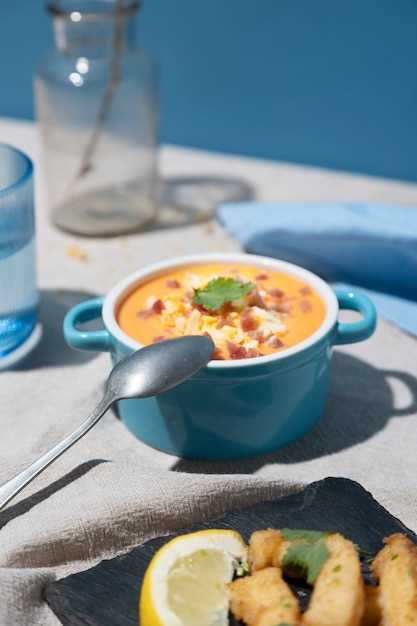 Добавление специй и зелени для богатства вкуса