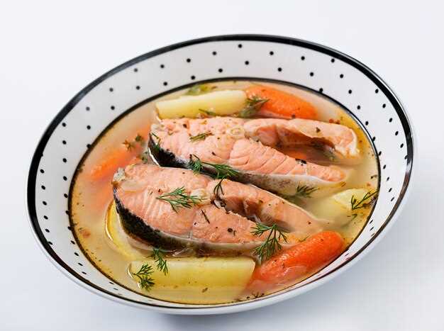 Ингредиенты и подготовка для насыщенной ухи из лосося