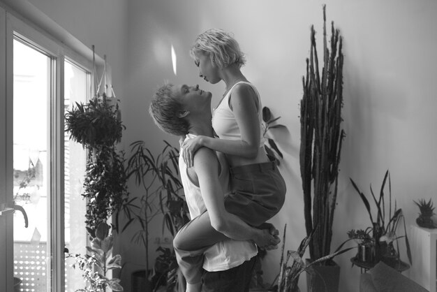 Взаимная поддержка в процессе смены пола и эмоциональное принятие