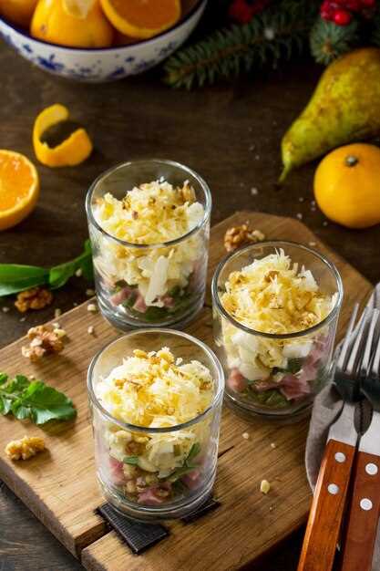 Соединение ингредиентов и заправка салата