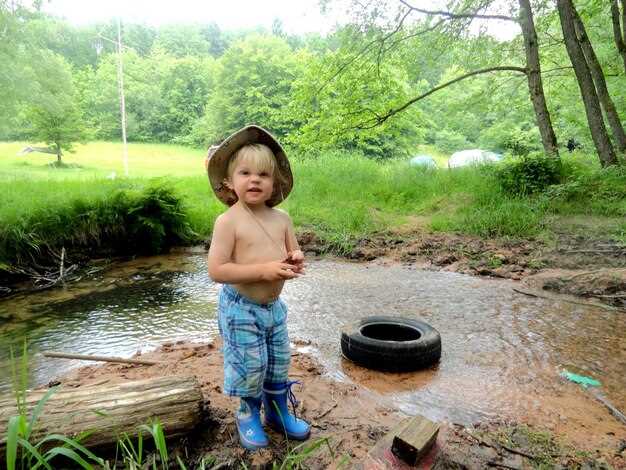 Почему дети стремятся к контакту с грязью и водой?
