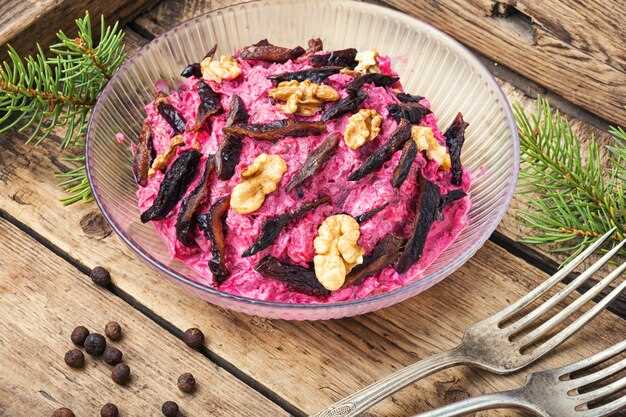 Подготовка дополнительных ингредиентов: яйца, свежая зелень и майонез