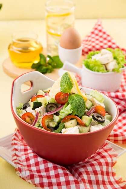 Греческий салат с огурцами, помидорами и фетой