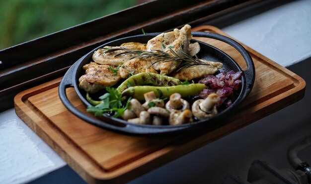 Подавать горячим или сразу после приготовления