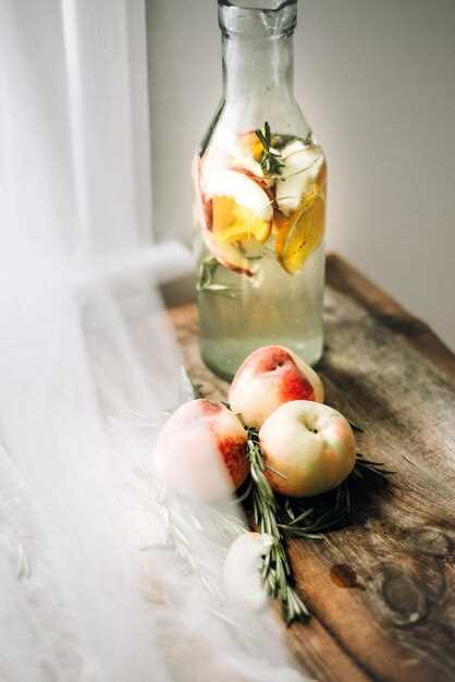 Начальный этап: замешивание яблочной мякоти с сахаром и закваской