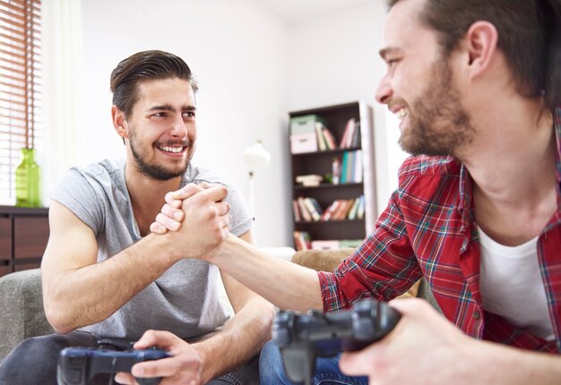 Почему мужчины скрывают эмоции и как понять их истинные чувства